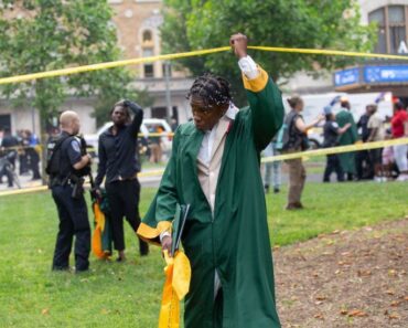 United States : Shooting kills 2 at graduation ceremony