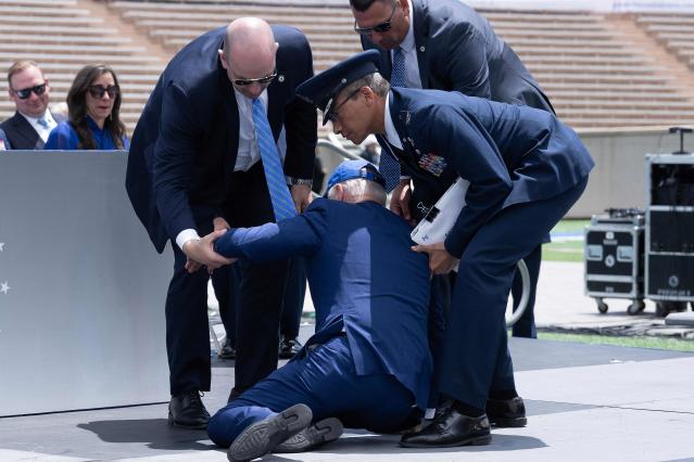 United States: Joe Biden falls on stage during a military ceremony in Colorado Springs