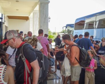 Thousands of tourists evacuate the island of Rhodes plagued by fires