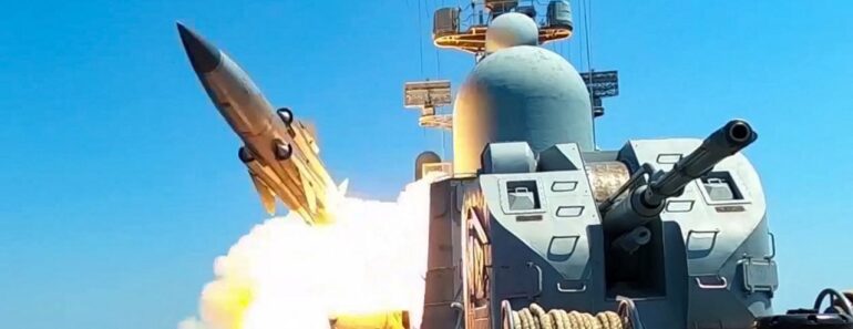 guerre en ukraine un navire de la flotte russe tire un missile de croisiere en mer noire c0e4a9 1@1x