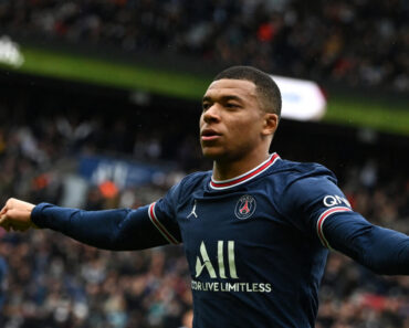 Kylian Mbappé returns to the PSG first team