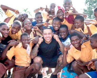 Memphis Depay Visits Deaf School For Charity (video)