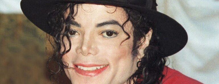 Mickael Jackson nest pas mort le chanteur sort de sa tombe et reclame 25.000 dollars pour rentrer aux Etats Unis photo