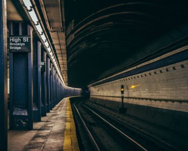 Indifferent passers-by, he endures an ordeal in the metro