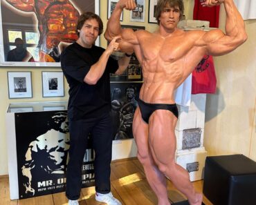 Arnold Schwarzenegger’s son recreates old bodybuilding poses of the legendary actor (photos)